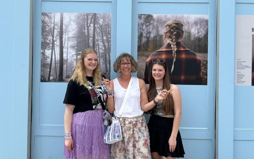 Sie stimmen sich aufs Taylor Swift-Konzert in der Arena Auf Schalke ein (v.li.): Laura, Mama Tatjana und Anna.