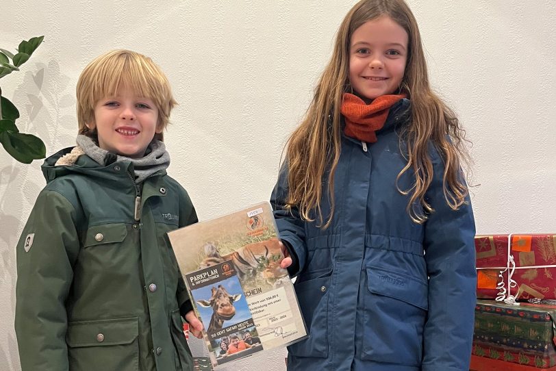 Glück gehabt beim Kids-Adventskalender der Lions Herne Emschertal: Clara und Theo B. konnten ihr Glück kaum fassen. Sie haben den Gutschein für den Serengeti Park gewonnen.