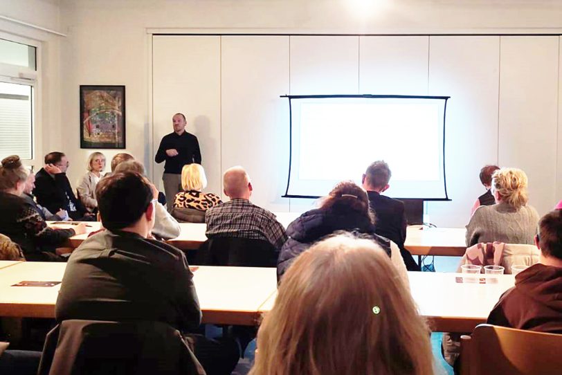 Beim Bürgerdialog in Holthausen stellten der wewole-Vorstand gemeinsam mit Projektleiter Marc Kettling (stehend) die Pläne für das Wohnhaus in Holthausen vor.