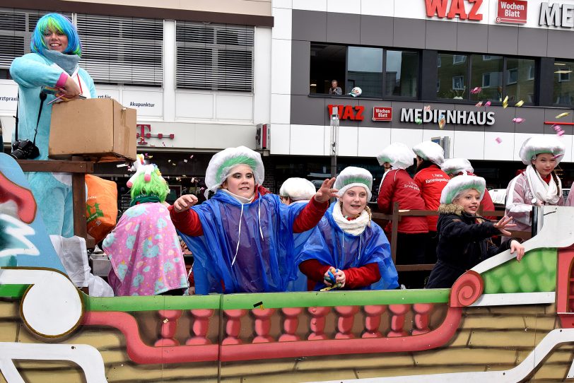 Der Rosenmontagszug am Robert-Brauner-Platz.