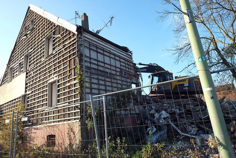 Abbrucharbeiten an der Ecke Holsterhauser Straße / Bergiusstraße.