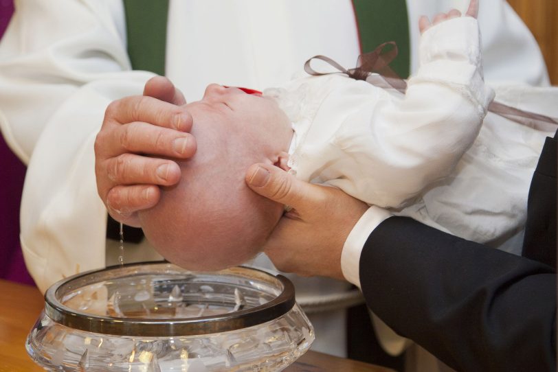 Zum Tauferinnnerungsgottesdienst sind 77 Täuflinge eingeladen. (Symbolbild).