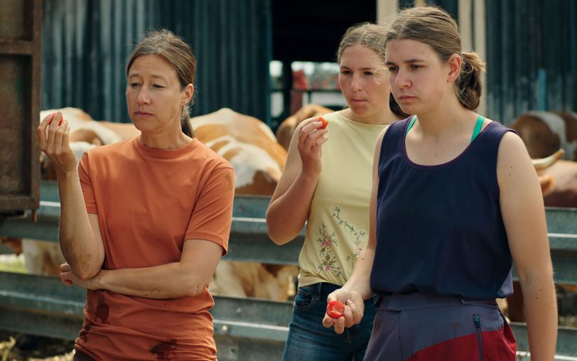 Omas Tomaten schmecken nicht nur Marlies (Johanna Wokalek, l.) und Tochter Kalinka (Karolin Nothacker, r.)