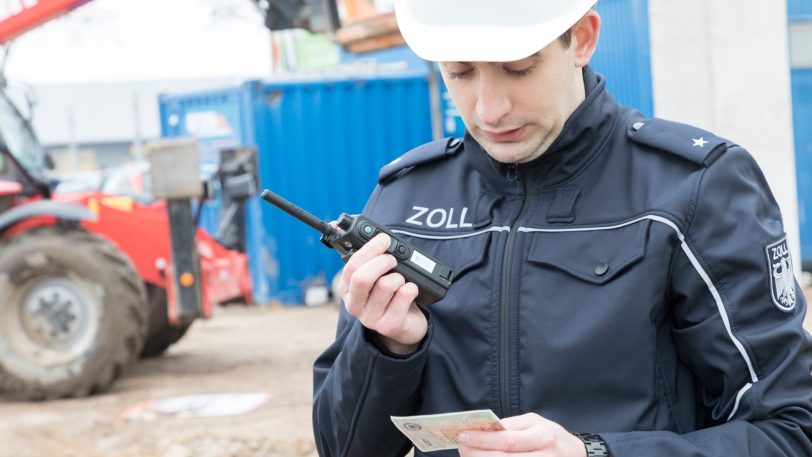 Ein Mitarbeiter des Zolls bei einer Baustellenkontrolle (Symbolbild).