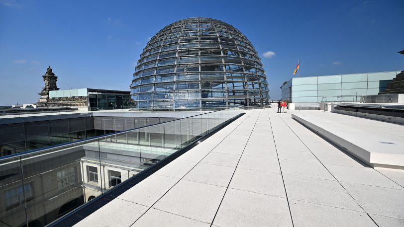 hallo-Fotograf Heinz-Jürgen Bourichter wurde durch das Paul-Löbe-Haus, das Marie-Elisabeth Lüders Haus und den Reichstag in Berlin geführt. Allabendlich beginnt mit Einsetzen der Dunkelheit eine Film-, Licht- und Tonprojektion mit dem Titel „Dem deutschen Volke — Eine parlamentarische Spurensuche. Vom Reichstag zum Bundestag“.
