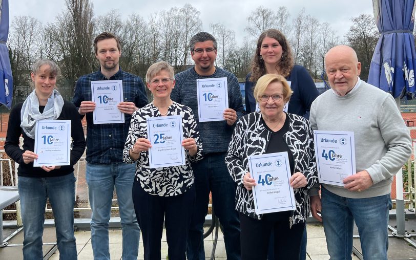 Jubilarehrung beim TC Blau-Weiß Wanne-Eickel: (v.li.) Nadine Buschmeier, Sebastian Eck, Brigitte Saitner-Breyer, Manuel Bänsch, Debbie Hug (hinten), Bärbel Krogul und Norbert Klein erhielten Nadeln und Urkunden.