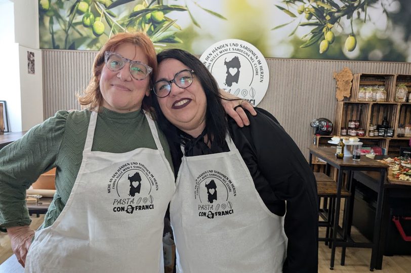 Zwei kleine Italienerinnen: Chiara Cremon und Francesca Eichler mit den von Chiara gefertigten Schürzen.