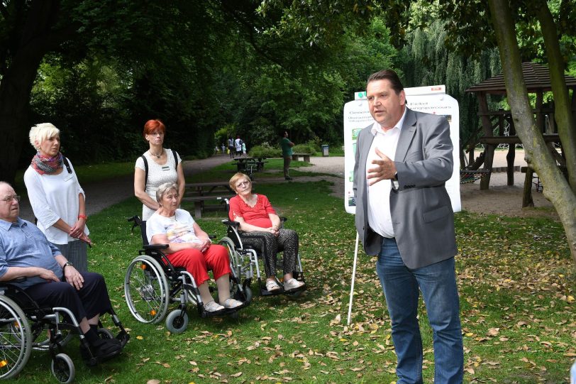 Bezirksbürgermeister Martin Kortmann bei der Vorstellung Bewegungsparcours im Volkspark Eickel.