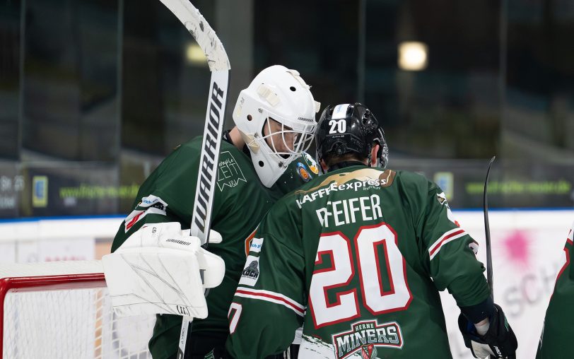 Valentin Pfeifer (re.) und Torwart Lukas Schulte mussten in Rostock eine 3:5-Niederlage einstecken.