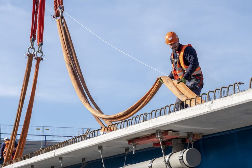 Einschweben von Brückenteilen für den Neubau der Autobahnbrücke der A43 mit der A2 im Autobahnkreuz in Recklinghausen (NW), am Samstag (23.02.2019).