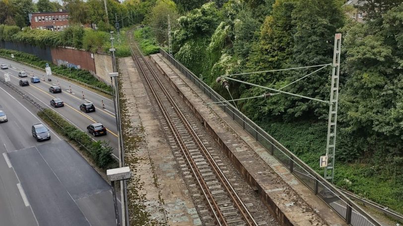 In die Jahre gekommen ist der nicht zugängliche alte Bahnsteig des ehemaligen Haltepunktes Herne-Rottbruch. Der Bahnsteig liegt jedoch am falschen Gleis und ist so nicht für die neue Linie nutzbar.