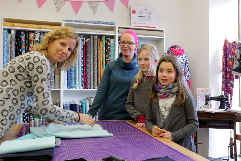 v.l. Tina Leopold, Sandra Kühnel mit Nähschülerinnen.