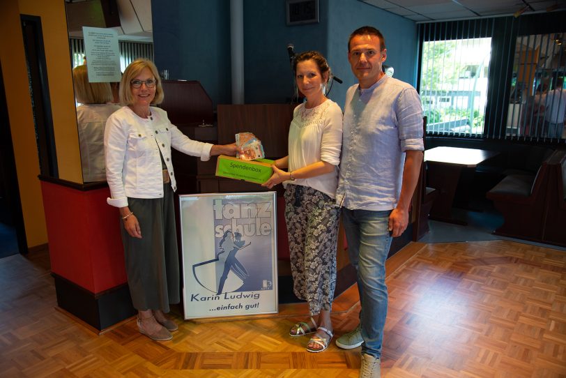 Spendenübergabe nach Tanzschul-Trödel: (v.li.) Ina Bangemann (Ambulanten Kinder- und Jugendhospizdienst) erhält über 1.700 Euro von Karin Kopczynski (Inhaberin der Tanzschule) und Ehemann Martin Kopczynski.