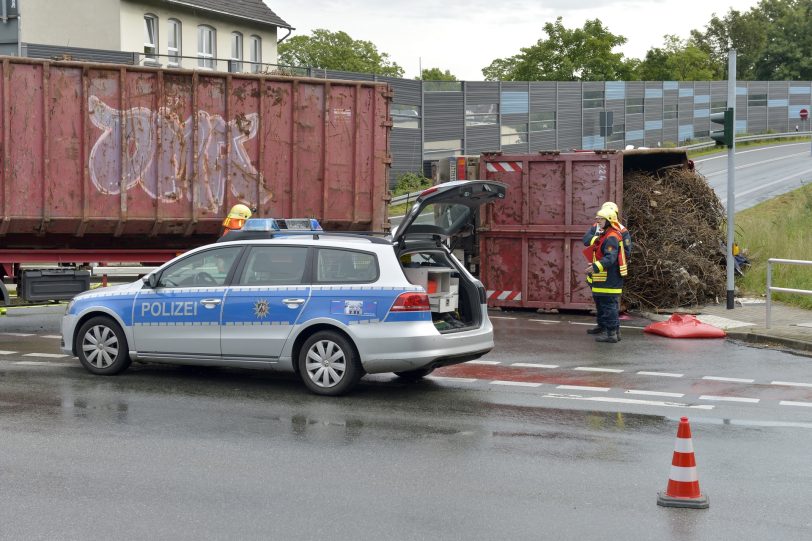 Umgekippter Laster an der A-42-Auffahrt in Horsthausen.