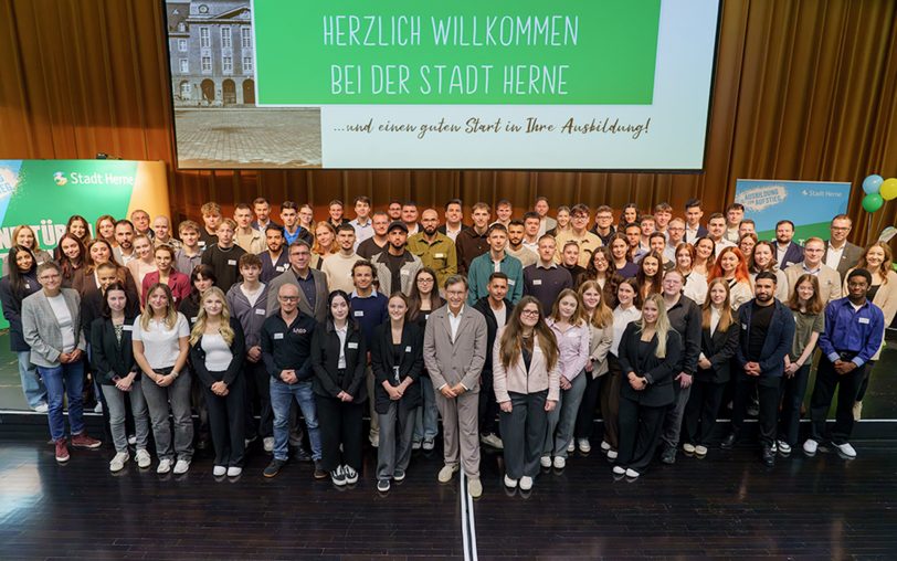 Oberbürgermeister Dr. Frank Dudda (Mitte, vorne) begrüßte am Montag (1.9.2025) 70 neue Azubis für die städtische Verwaltung und den Tochtergesellschaften.