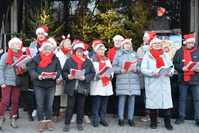 Der Kellerchor aus Holsterhausen eröffnete den Adventsmarkt in Altenhöfen.