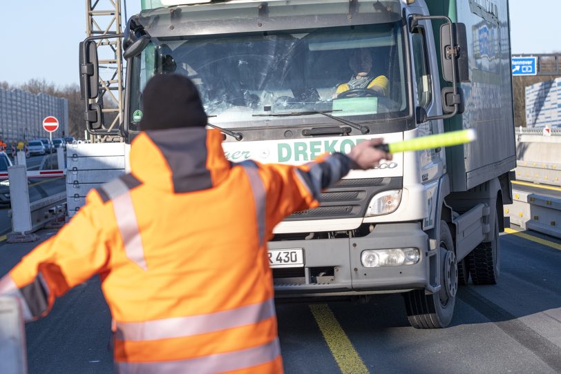 Bitte rausfahren: Ein zu schwerer Lkw passiert die Brücke, die Schranke senkt sich.