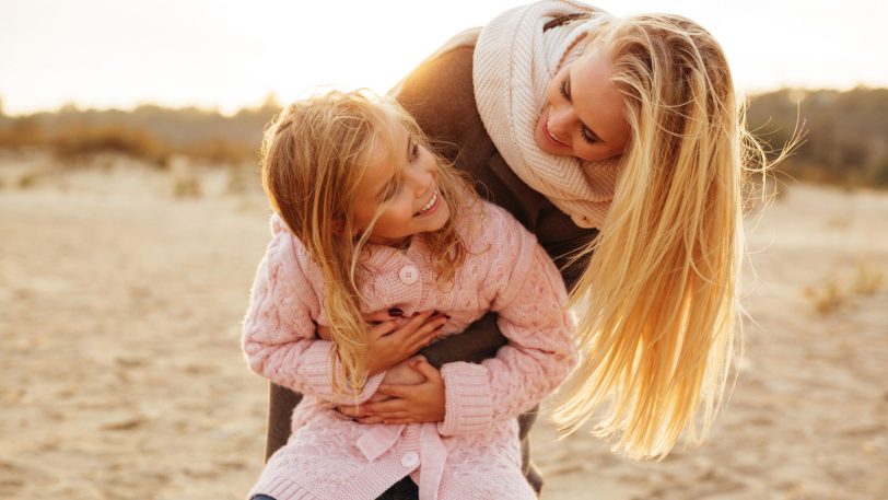 Bei einer Mutter-/Vater-Kind-Kur können Mütter oder Väter mit ihrem Kind einfach mal abschalten, Corona-sicher den Herbststrand genießen und etwas für die Gesundheit tun.