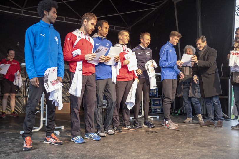 Der 41. Herner Silvesterlauf im Gysenberg: Siegerehrung der Männer.