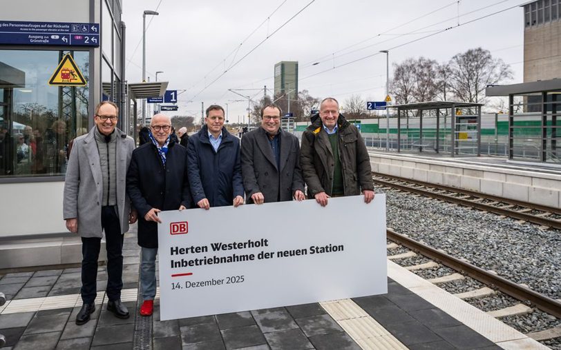 Neuer Halt Herten-Westerholt: (v.li.) Michael Jansen, Bahnhofsmanager der DB für den Raum Münster, Fred Toplak, Bürgermeister der Stadt Herten, Dr. Jens Gräfer, des. Konzernbevollmächtigter der DB für NRW, Oliver Krischer, Minister für Umwelt, Naturschutz und Verkehr des Landes NRW, Oliver Wittke, Vorstandssprecher des VRR