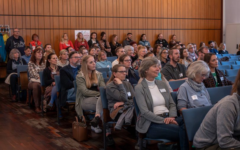 Zahlreiche Gäste und Besucher hörten zu.