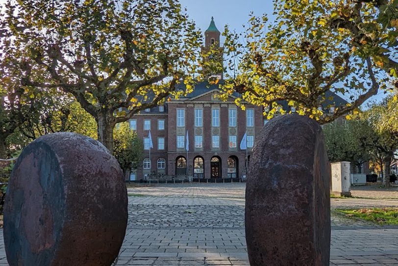 Das Herner Rathaus im Herbst.