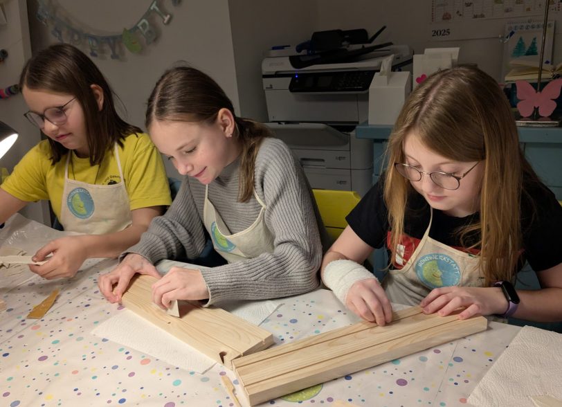 Die Holzständer der Krippe bekommen den letzten Schliff.
In der Mondwerkstatt von Wanne-Eickel fand im Dezember ein Konspirativer Krippen-Workshop unter der Anleitung von Inka Klein-Heidicker statt.