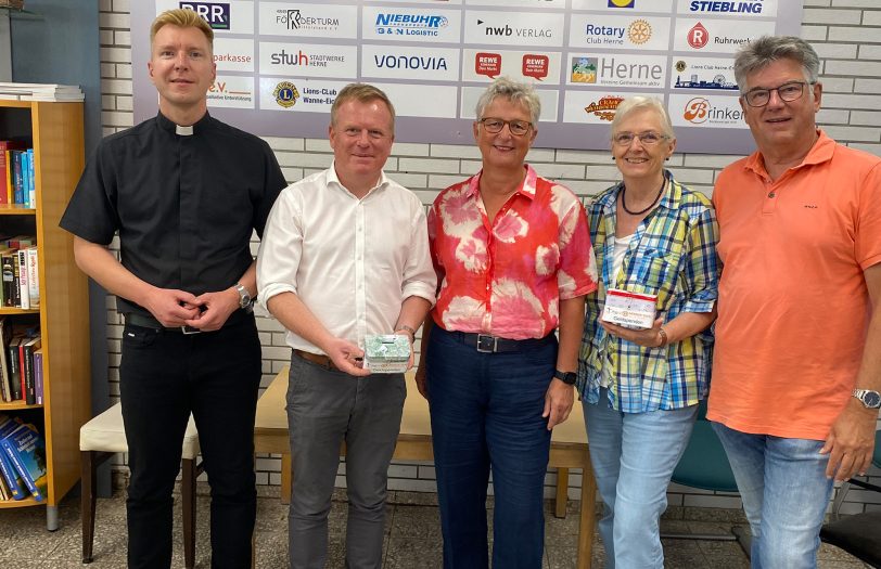 Segensreichen Besuch erhielt die Herner Tafel: Pfarrer Dr. Nils Petrat (1.l.), Gundula Kappen (3.l.) (Vertreterin des Kirchenvorstandes) und Barbara Rohde (4.l.) von der Pfarrei St. Dionysius der Katholischen Kirche Herne kamen zur Bielefelder Straße.