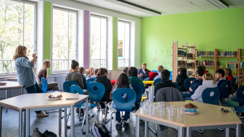 Bundesweiter Vorlesetag 2022: Bezirksbürgermeister Mathias Grunert liest Schülern der Mont-Cenis-Gesamtschule vor.