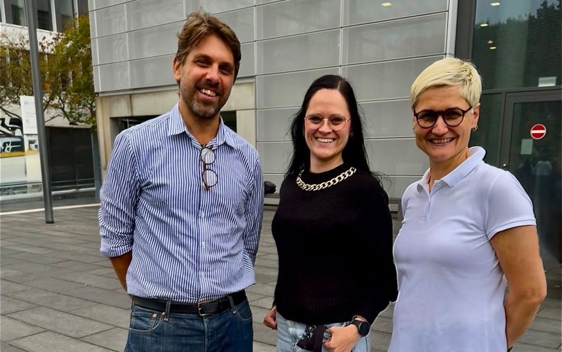 Das Forschungsteam zur Online-Umfrage zu Rückenschmerzen der Hochschule Bochum: (v.li.) Prof. Dr. Daniel Belavy, Doktorandin Deborah Jost und Prof. Dr. Katja Ehrenbrusthoff.