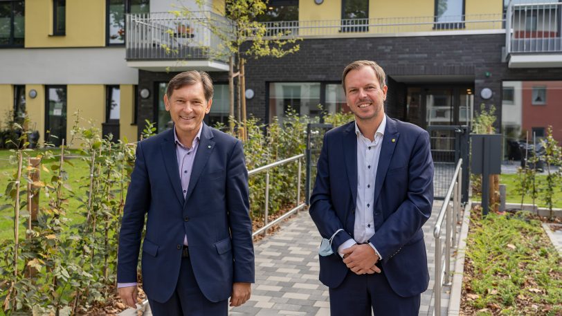 Im Gespräch: Oberbürgermeister Dr. Frank Dudda (li.) lässt sich von Matthias Jacobstroer, dem zuständigen Wittekindshofer Geschäftsbereichsleiter, Details zum Bau und dem Konzept erklären.