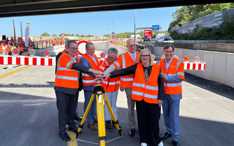 Der neue Tunnel Baukau im Autobahnkreuz Herne, um von der A43 auf die A42 Richtung Duisburg zu gelangen, wurde am Montag (18.8.2025) freigegeben. Im Bild (v.li.): Josef Hovenjürgen (verdeckt, parlamentarischer Staatssekretär im NRW-Heimatministerium), NRW-Verkehrsminister Oliver Krischer, Prof. Dr. Gero Marzahn (Leiter Referat StB 24 im Bundesverkehrsministerium), Elfriede Sauerwein-Braksiek (Direktorin Autobahn Westfalen), Dirk Brandenburger (Geschäftsführer Technik Autobahn GmbH), Andrea Oehler (Tunnelpatin und Bürgermeisterin Herne) und Oberbürgermeister Dr. Frank Dudda.