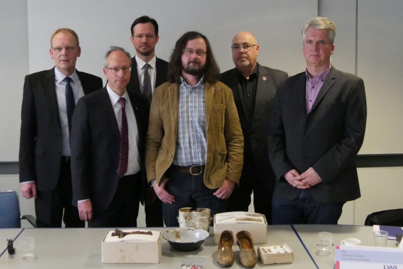 v.l. BM Meschede Christoph Weber, LWL-Direktor Matthias Löb, LWL-Archäologe Dr. Manuel Zeiler, Russlandbeauftragter Dirk Wiese, LWL-Archäologe Dr. Manuel Zeiler, BM Warstein Dr. Thomas Schöne und LWL-Historiker Dr. Marcus Weidner.