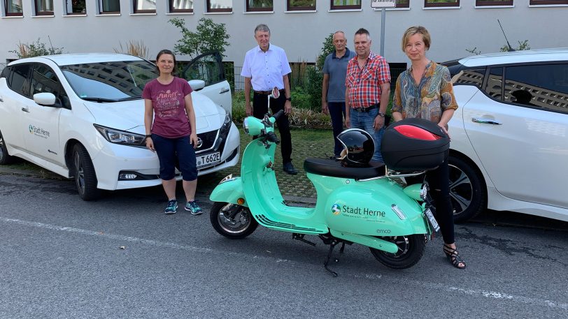 Präsentierten die neuen Elektroautos und den Elektroroller: Josef Becker, Leiter Fachbereich Tiefbau und Verkehr (2.v.l) und Christina Zyweck (re.) von Ruhrroller.