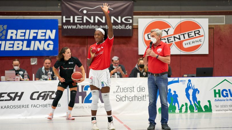 Die HTC-Damen gewinnen gegen die SNP BasCats USC Heidelberg am Sonntag (3.10.2021) mit 66:64. Im Bild Nicole Enabosi, die eine Ehrung für den Erfolg beim Afrika Cup erhielt, mit Wolfgang Siebert.