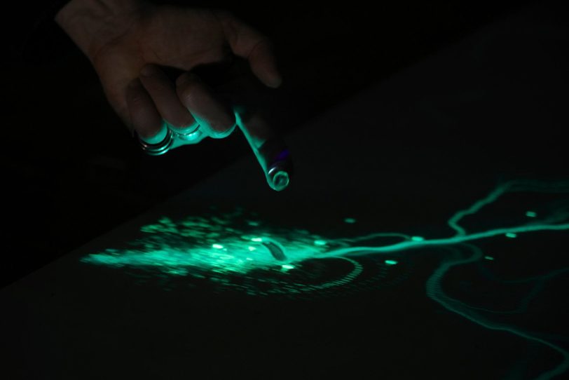 Tracing Light – Die Magie des Lichts, Eine Doku für die große Leinwand: Der Künstler Robert Henke experimentiert in seiner UV-Laser-Installation mit Phosphor.