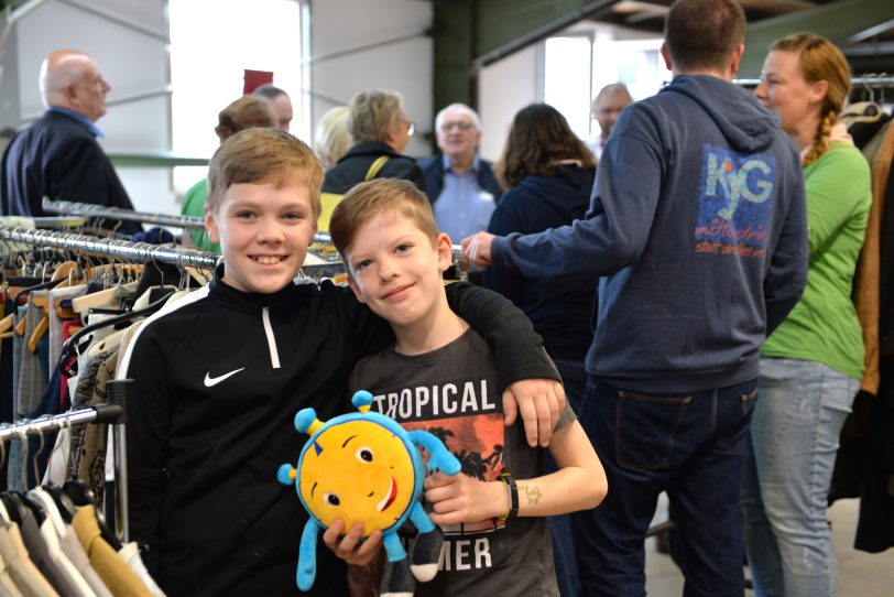Leannart (11) und Jaron (9) mit dem Maskottchen der 72-Stunden-Aktion Stoppi.