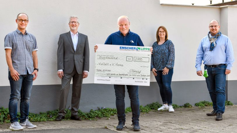 Bei der Übergabe an den Verein Vielfalt: (v.li.) Daniel Wischniewski, Raimund Echterhoff, Anton B. Preissig, Heike Klosa und Andreas Hottkowitz.