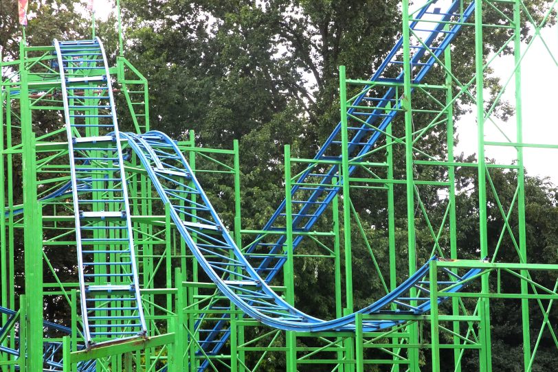 Aufbau am 21. Juli 2025 auf dem Platz in Crange – noch enden die Schienen des Alpen Coaster im Nirvaner.