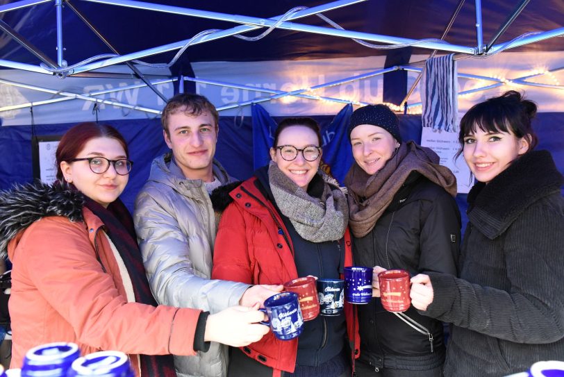 Das Team vom Leo-Club Herne sorgte für Glühwein und andere heiße Getränke.