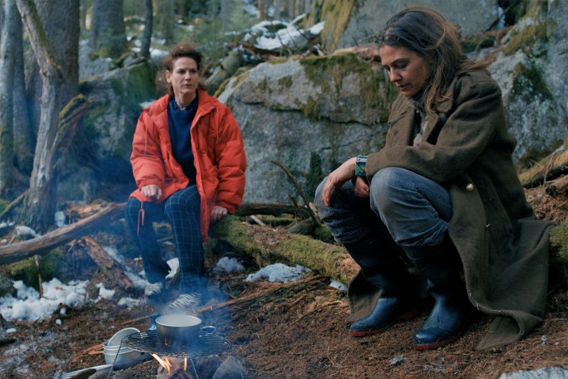 (Foto 1) Die Berliner Filmregisseurin Maria (Bibiana Beglau, l.) besucht ihre krebskranke Schwester Kathi (Katarina Schröter) im Schwarzwald.