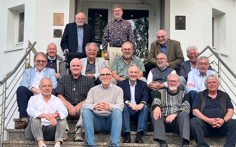 Feierten im Herner Parkhotel 50-jähriges Abitur-Jubiläum: Der Oberprima-Jahrgang 1975 des Pestalozzi-Gymnasiums. Mit dabei der Herner Anwalt Wolfgang Bruch (obere Reihe sitzend, 2.v.l.).