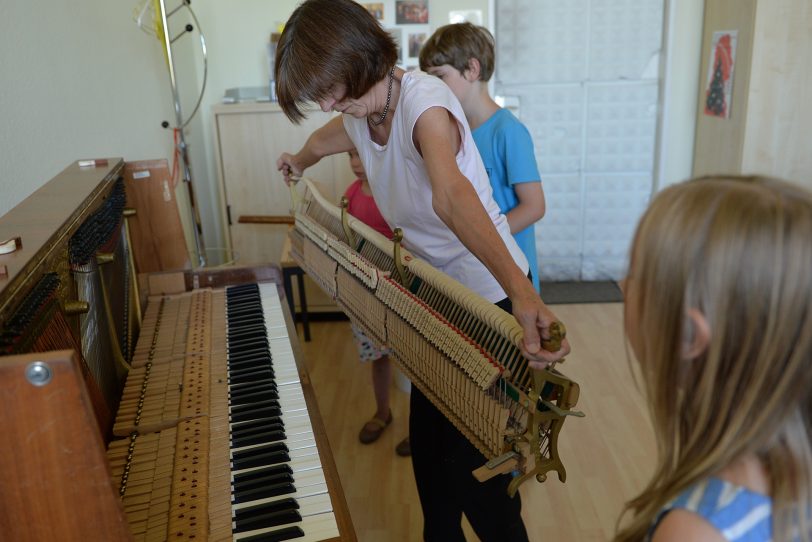 Sigrid Eul beim Klavierpuzzle mit Emily, Micha und Greta.