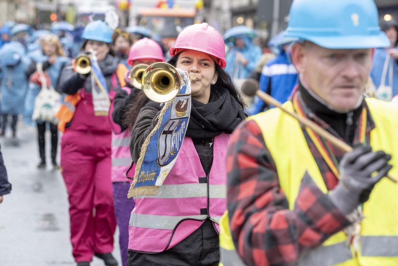 Der Karnevalsumzug am Rosenmontag (04.03.2019) in Herne (NW). Der Umzug startete pünktlich um 12 Uhr vom Kurt-Edelhagen-Platz in Sodingen in Richtung Innenstadt. Trotz der Unwetterwarnung des DWD hatten sich die HeKaGe und das Ordnungsamt entschieden, den Zug rollen zu lassen. Kurz nach dem Start setzte ein heftiger Schauer ein, der Teilnehmer und Zuschauer ordentlich durchweichte.