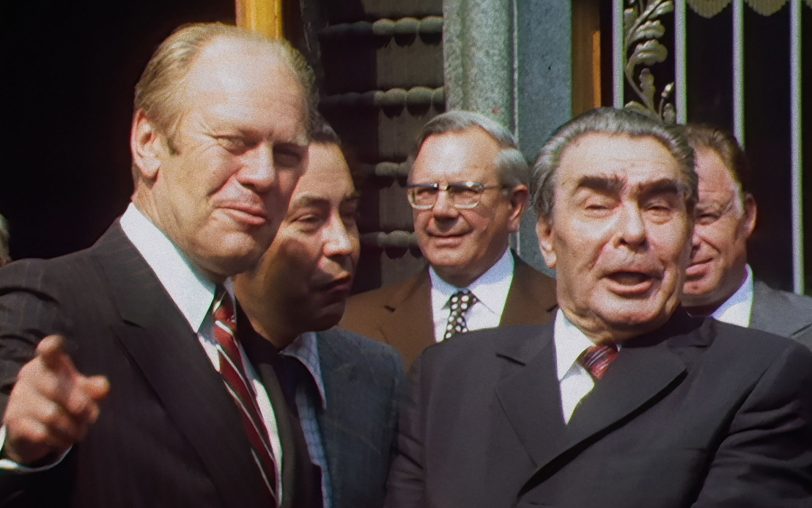 Generalsekretär Leonid Breschnew und Präsident Gerald Ford vor der russischen Botschaft in Helsinki.