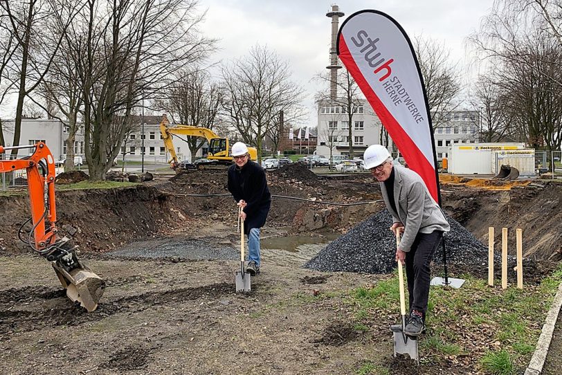 v.l. Andreas Krause , Leiter des Netzbetriebs bei den Stadtwerken, und Dr. Jürgen Bock als Technischer Leiter beim ersten Spatenstich für die neue Schaltanlage.