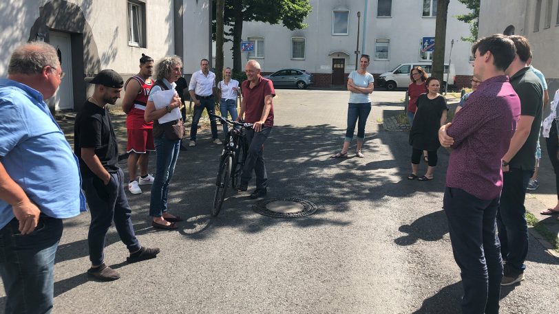 Bürger und Mitglieder der CDU-Fraktion und der Bezirksvertretung Sodingen beim Informationsaustausch an der Uhlandstraße.