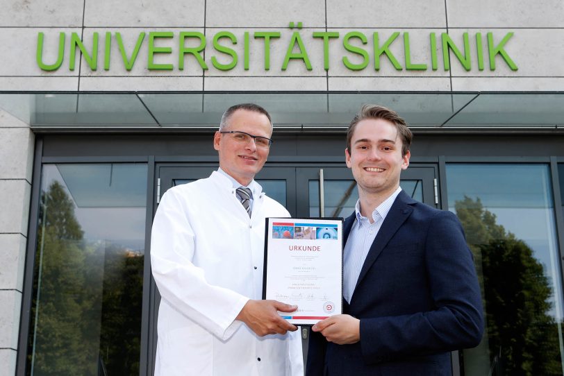 Prof. Dr. Jan Boström (l.), Leitung der Abteilung für Radiochirurgie und Präzisionsstrahlentherapie der Klinik für Strahlentherapie und Radio-Onkologie des Marien Hospital Herne und Leitung des Gamma Knife Zentrum Bochum, zusammen mit Jonas Kolodziej Medizinstudent der Ruhr-Uni Bochum.