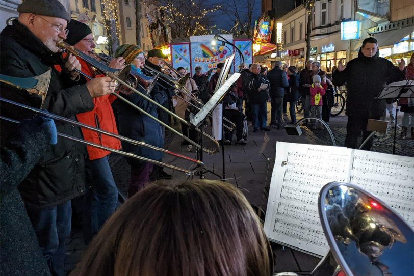 Ökumenisches Adventssingen auf der Bahnhofstraße 2022 – mit den Bläsern des CVJM unter der Leitung von Stefan Wilhelm.