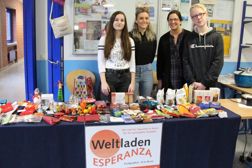 Schüler und Lehrerinnen am OHG: v.l. Laetitia Wawrzyniak, Lia Broszio und Katharina Stratmann (Lehrerinnen) und Noah Kaumanns.